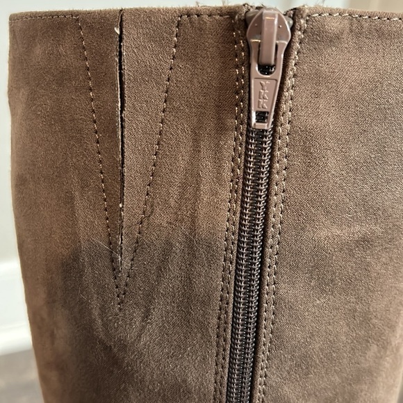 🔥 Trending Fall Favorite — Jones New York ‘Katarina’ Microsuede Boots | EUC - Picture 9 of 10